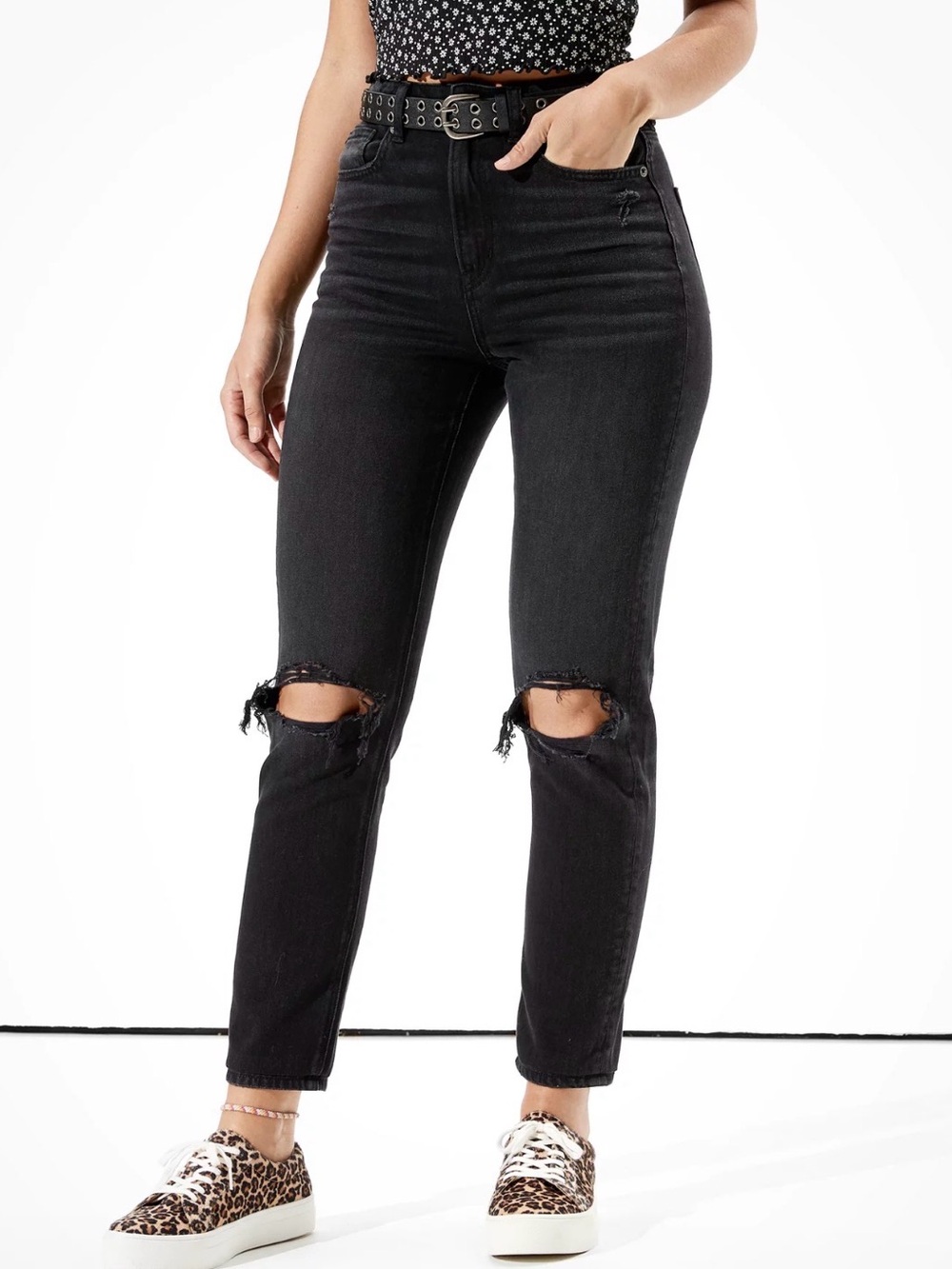 American Eagle Strigid Black High-Rise Distressed Mom Jean Size 6 Short